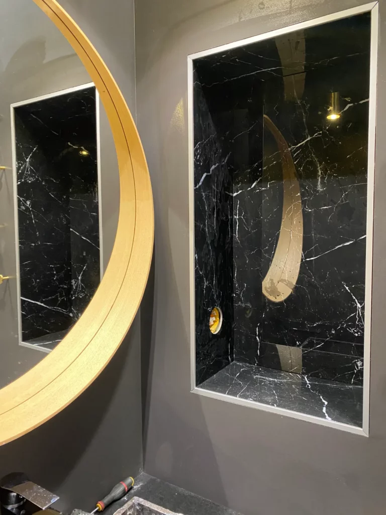 roi-de-carreaux-pose-de-carrelage-salle-de-bain-effet-marbre
